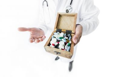 Doktor holding hapları