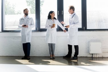 konuşmak ve kahve içme doktorlar