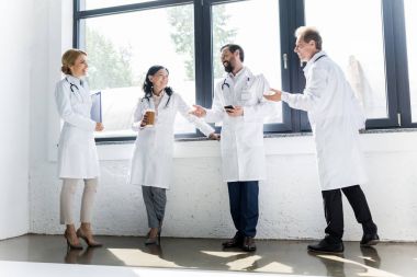 konuşmak ve kahve içme doktorlar 