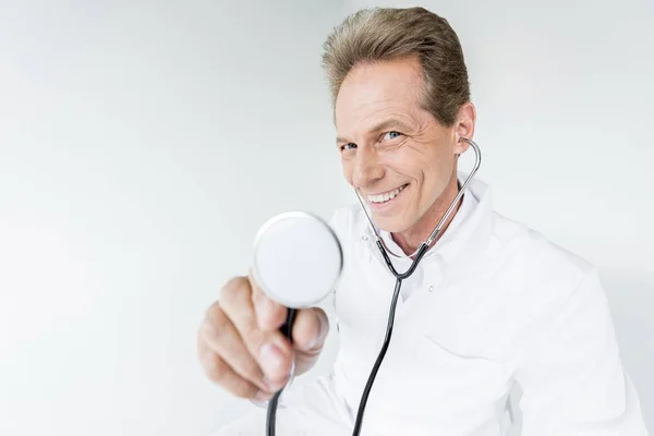 Médico sorridente com estetoscópio — Fotos gratuitas