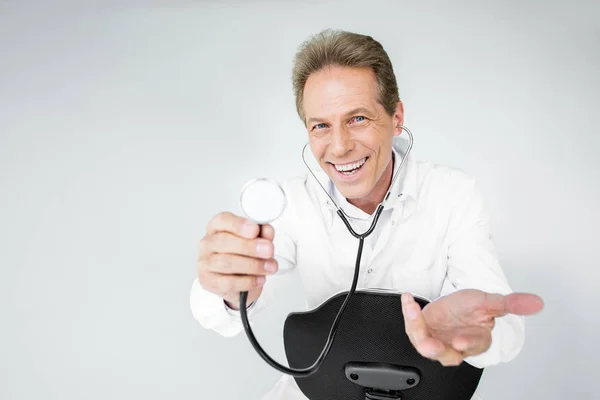 笑顔の医者とともに聴診器 — ストック写真