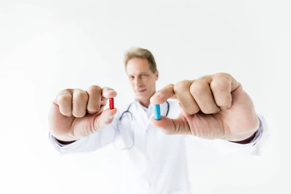 Medicina segurando pílulas — Fotografia de Stock