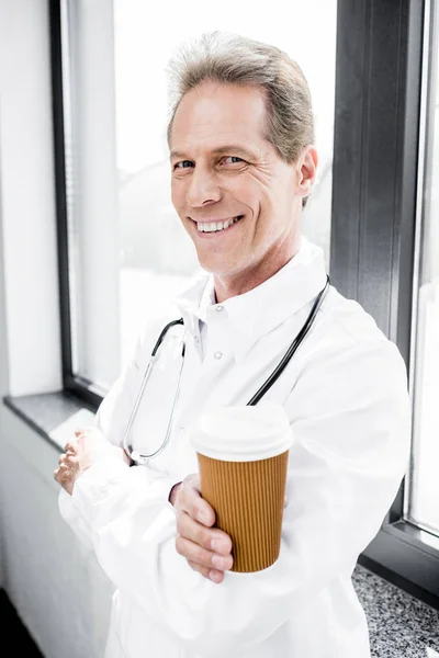 Arzt trinkt Kaffee — Stockfoto