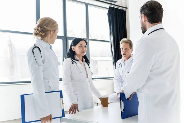 Profesionales médicos que trabajan juntos â Fotos de Stock