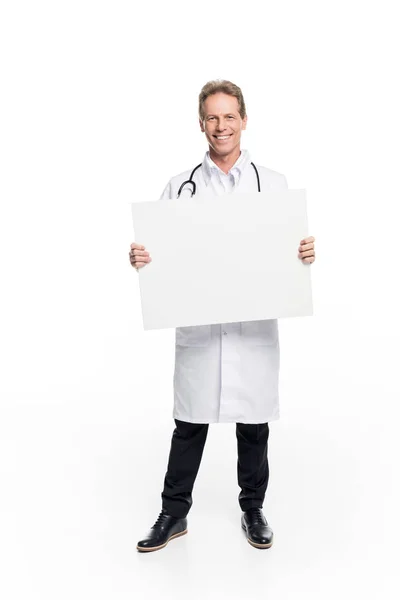 Doctor sosteniendo banner en blanco — Foto de Stock