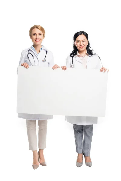 Médicos segurando banner em branco — Fotografia de Stock