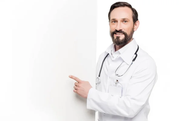 Doctor sosteniendo banner en blanco — Foto de Stock