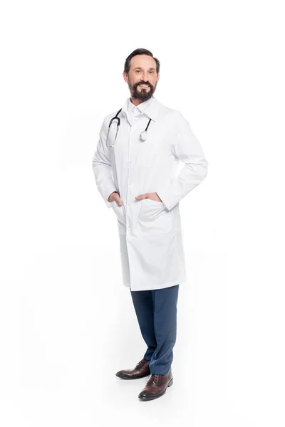 Midden leeftijd arts met een stethoscoop — Stockfoto