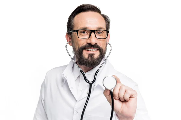 Orta yaşlı doktor stetoskop ile — Stok fotoğraf