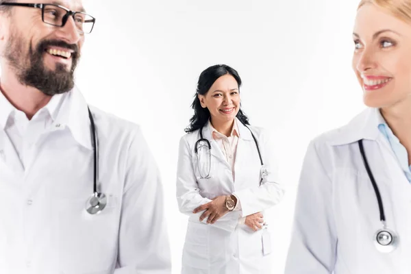 Профессиональные врачи в белых халатах — стоковое фото