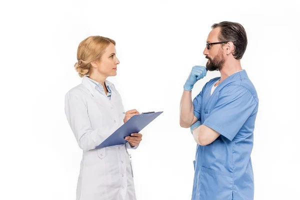 Doctores discutiendo diagnóstico — Foto de Stock