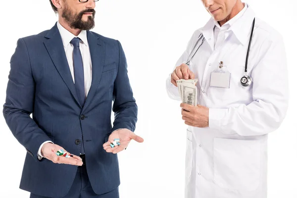 Бизнесмен покупает таблетки у врача — стоковое фото