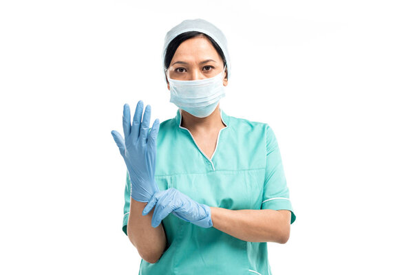 хирург в медицинских перчатках
