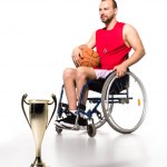 Sportowca na wózku inwalidzkim z trofeum