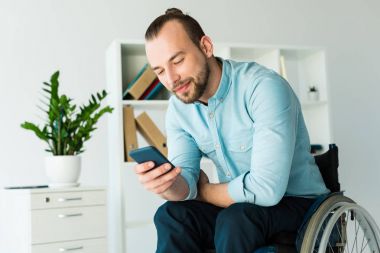 Engelli işadamı Smartphone kullanarak