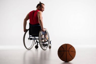 Paralimpik tekerlekli sandalye basketbol topu ile