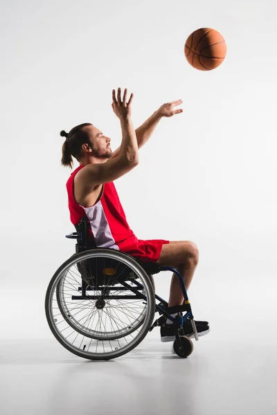 Deportista discapacitado lanzando baloncesto — Foto de Stock