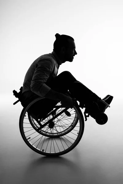 Homme en fauteuil roulant — Photo