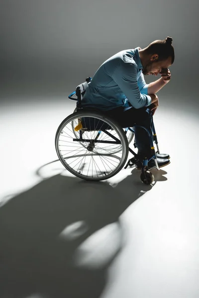 Misströstad mannen i rullstol — Stockfoto