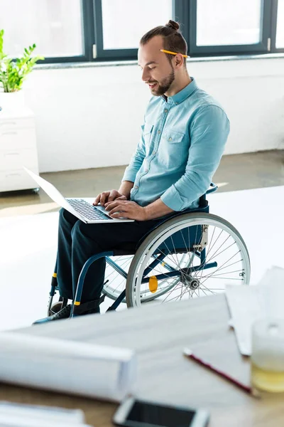 Empresario adicto usando laptop — Foto de Stock