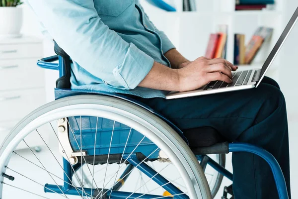 Hombre de negocios en silla de ruedas con portátil — Foto de Stock