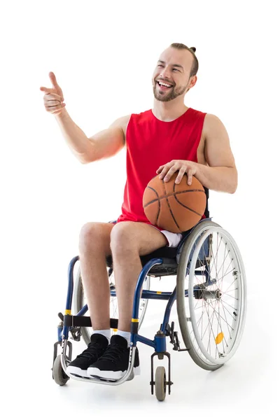Deportista discapacitado sosteniendo pelota de baloncesto — Foto de Stock