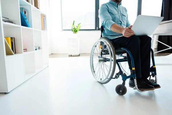 Hombre de negocios en silla de ruedas con portátil — Foto de Stock