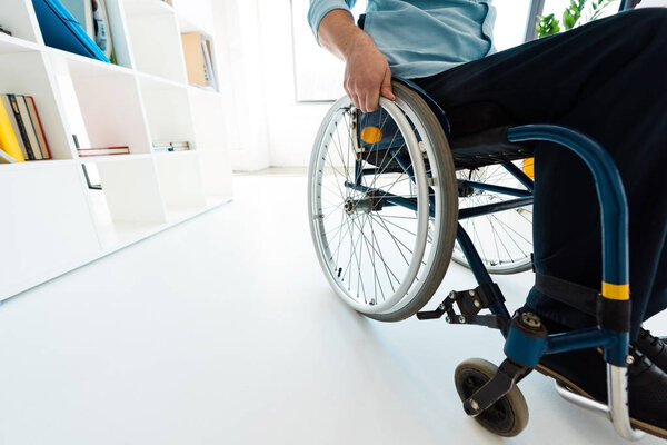 Бизнесмен в инвалидной коляске