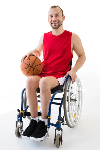 Niepełnosprawnych sportowca trzymając piłkę do koszykówki — Zdjęcie stockowe