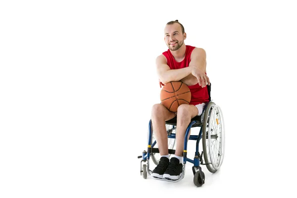 Sportif en fauteuil roulant avec ballon de basket — Photo