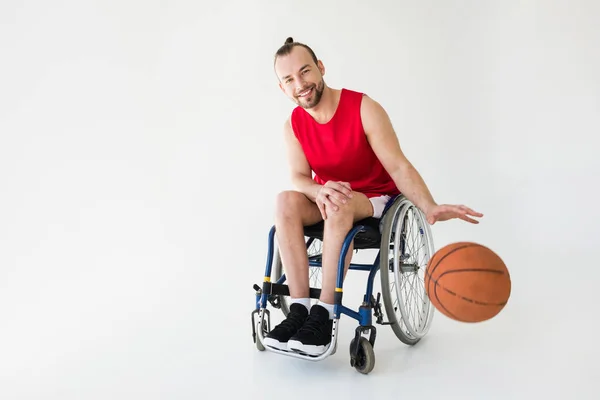 Deportista discapacitado jugando baloncesto — Foto de Stock