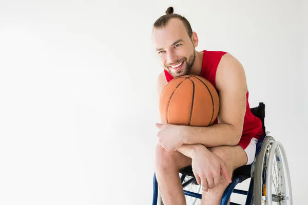 Deportista discapacitado sosteniendo baloncesto — Foto de stock gratis