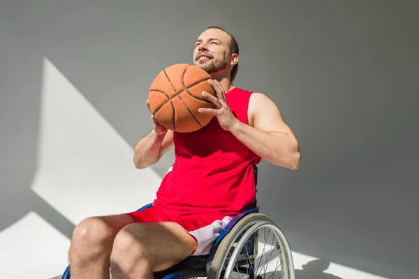 Deportista discapacitado lanzando baloncesto — Foto de Stock