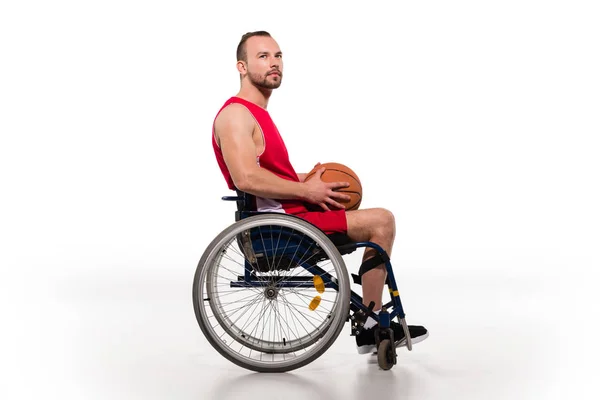 Niepełnosprawnych sportowca trzymając piłkę do koszykówki — Zdjęcie stockowe