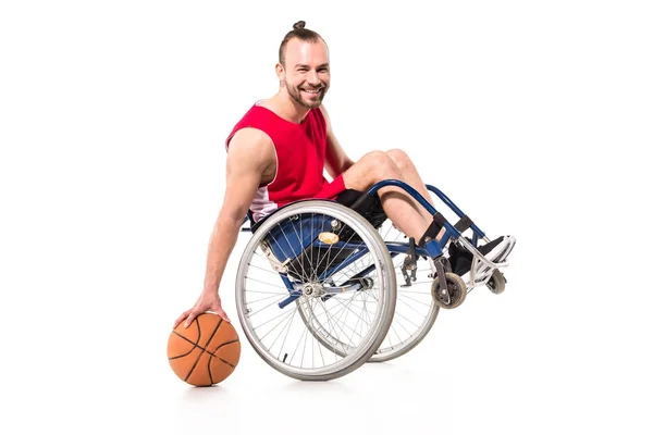 Desportista em cadeira de rodas jogando basquete — Fotografia de Stock