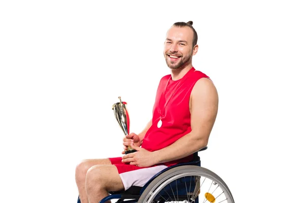运动员在轮椅上抱着奖杯 — 图库照片