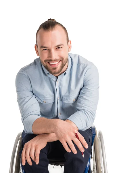 Uśmiechnięty mężczyzna na wózku inwalidzkim — Zdjęcie stockowe