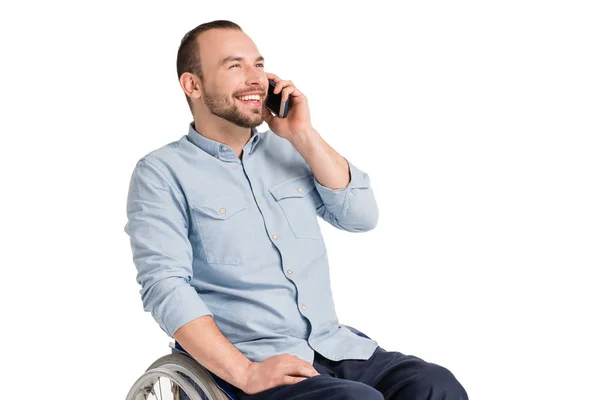 Людина в інвалідному візку розмовляє на смартфоні — стокове фото