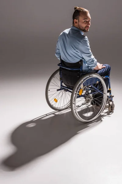 Homem em cadeira de rodas fundição sombra — Fotografia de Stock