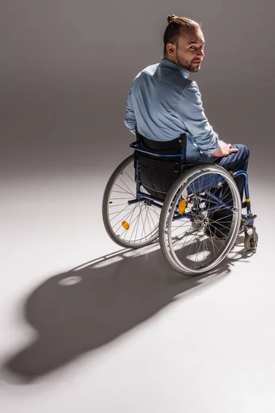 Homme sur fauteuil roulant coulée ombre — Photo