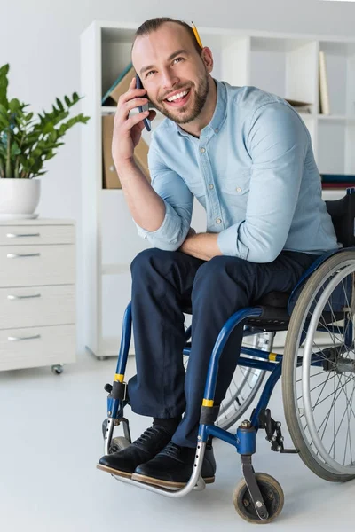Бизнесмен в инвалидной коляске по телефону — стоковое фото