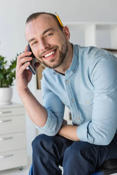 Young man talking on smartphone — Free Stock Photo