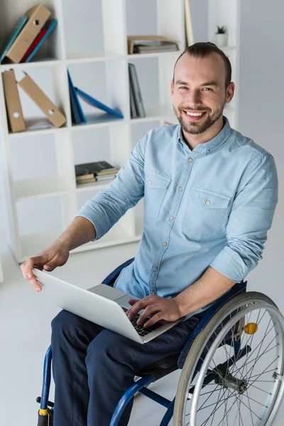 Hombre de negocios discapacitado utilizando ordenador portátil —  Fotos de Stock