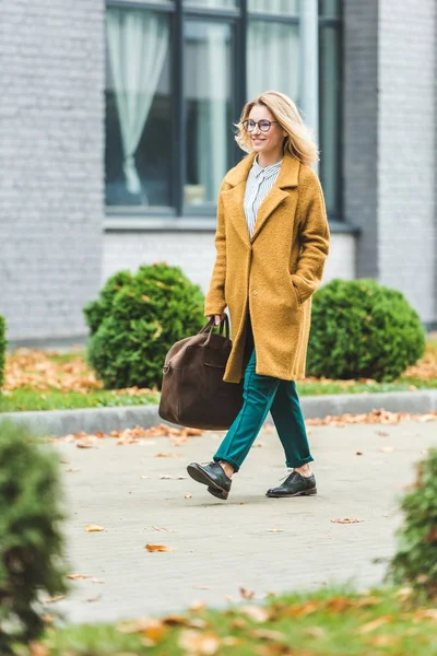 여자 가죽 가방 노란색 코트 — 스톡 사진