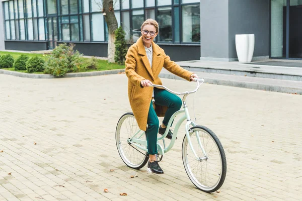 Mulher de ciclismo no parque — Fotografia de Stock