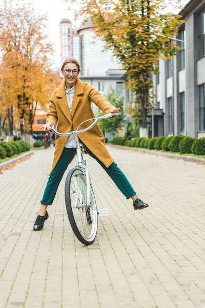 Excited cycling woman — Stock Photo, Image
