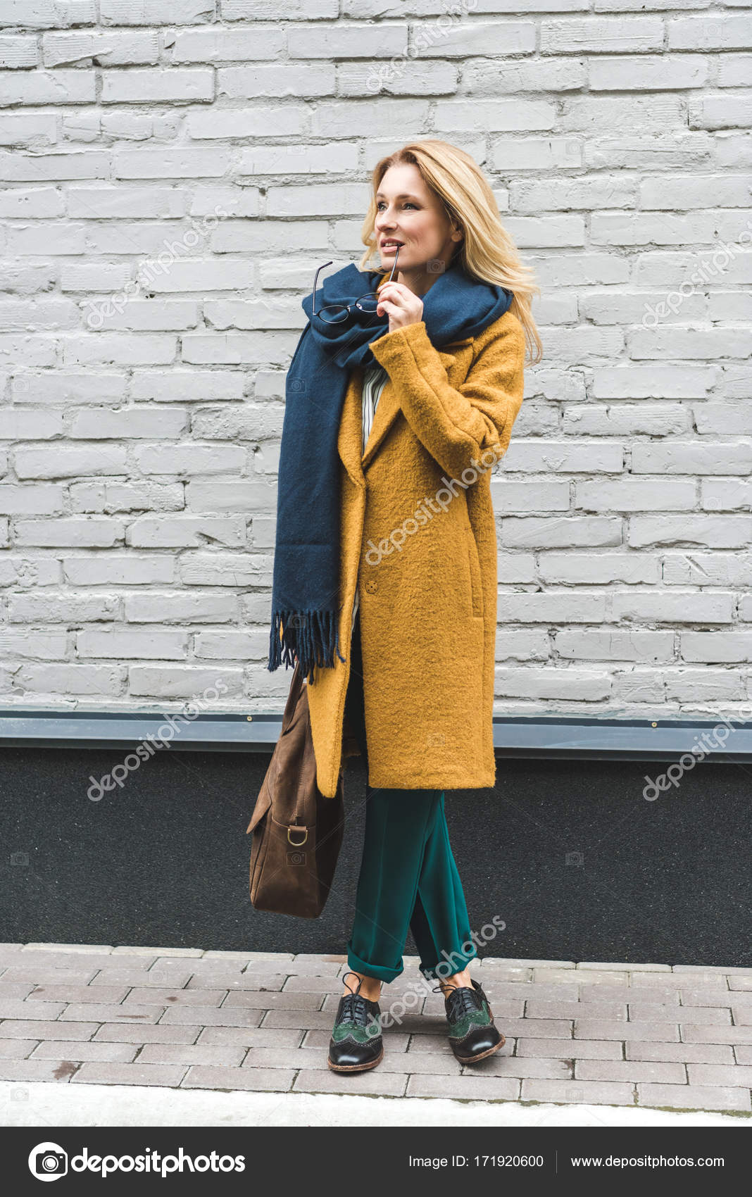 Mujer pensativa en abrigo amarillo: fotografía © NatashaFedorova #171920600 Depositphotos