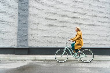 Bisiklet süren kadın