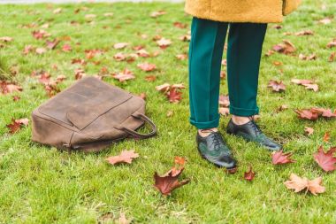 kadın bacakları ve deri çanta