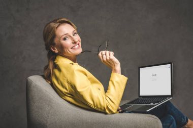 Dizüstü bilgisayar kullanan kadın 